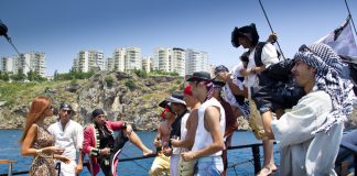 Un concurent de la emisiunea „Burlacita“ isi face propriul show