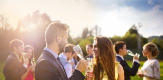 4 look-uri cu care vei atrage atentia ca invitat la nunti