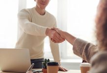 Cursuri de engleză business pe înțelesul angajaților tăi – vor ajunge să iubească ceea ce urau în școală!