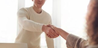 Cursuri de engleză business pe înțelesul angajaților tăi – vor ajunge să iubească ceea ce urau în școală!