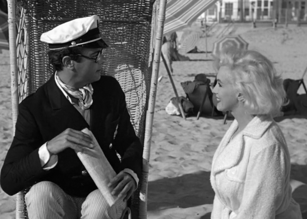 Marilyn Monroe si Tony Curtis intr-o scena din Some Like It Hot.