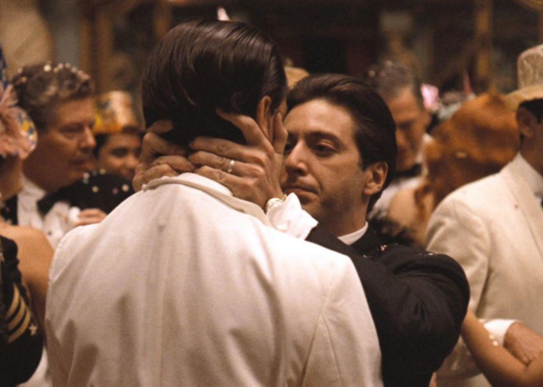 Al Pacino si John Cazale intr-o scena din The Godfather Part II.
