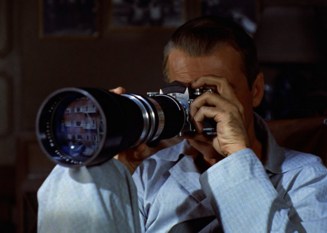 James Stewart intr-o scena din Rear Window.