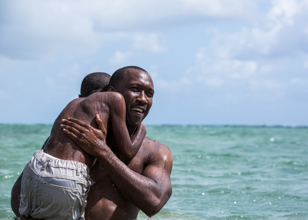 Mahershala Ali si Alex R. Hibbert intr-o scena din Moonlight.