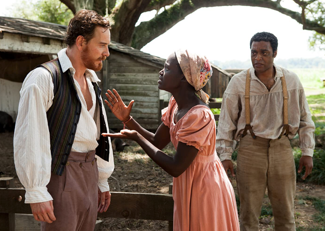 Chiwetel Ejiofor, Michael Fassbender si Lupita Nyong'o intr-o scena din 12 Years a Slave.