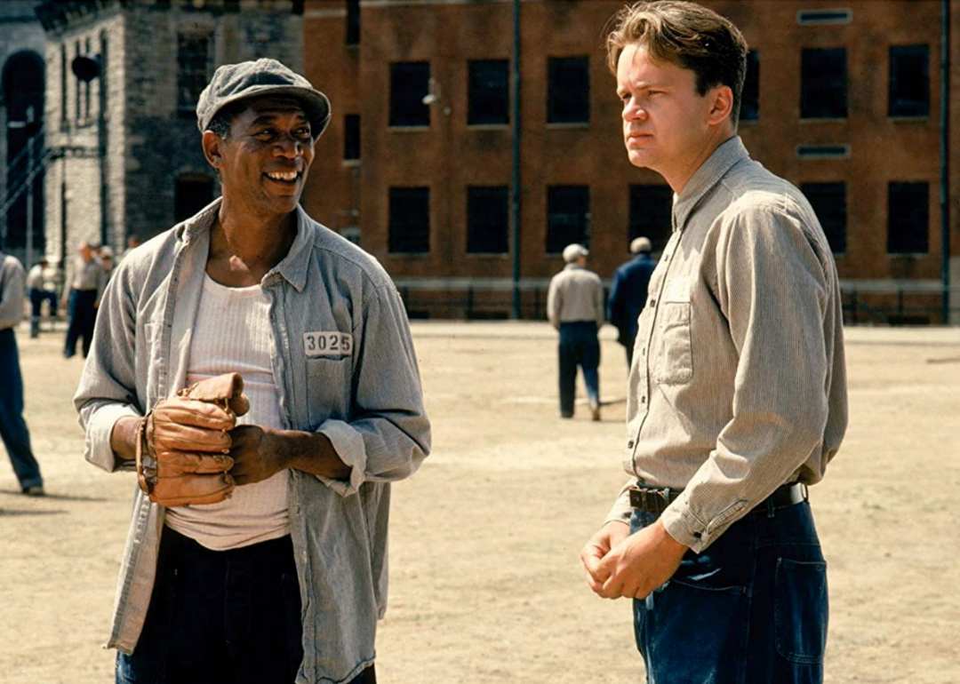 Morgan Freeman si Tim Robbins intr-o scena din The Shawshank Redemption.