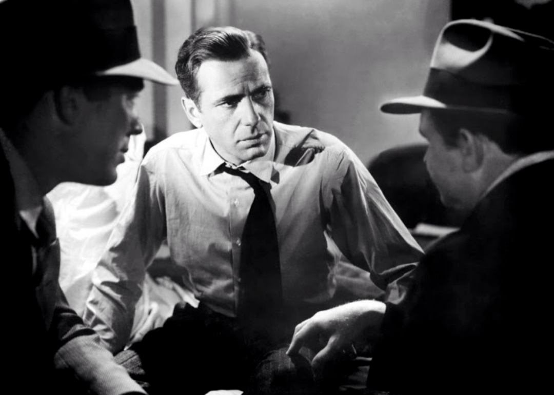 Humphrey Bogart intr-o scena din The Maltese Falcon.