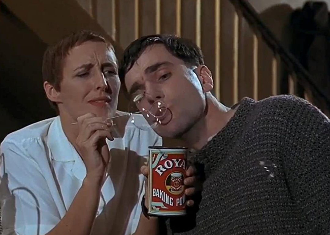 Daniel Day-Lewis si Fiona Shaw intr-o scena din My Left Foot.