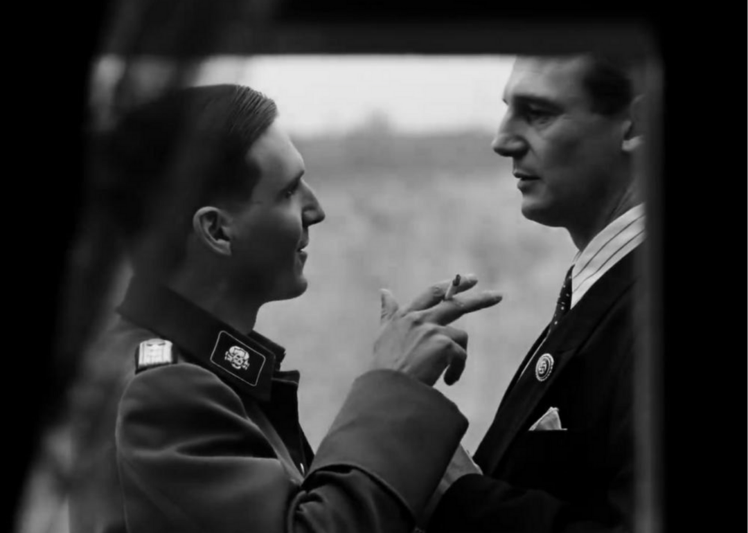 Ralph Fiennes si Liam Neeson intr-o scena din Lista lui Schindler.