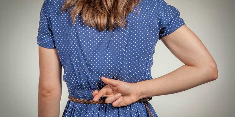 nrm_1407251105-degetele-incrucisate-minciuna-fata-minciuna