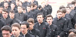 Un pas în urma serafimilor – Revolta tinerilor într-un film românesc captivant