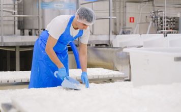 Piese de mobilier din inox pentru industria alimentara. De ce ai nevoie pentru dotarea unei fabrici de lapte?